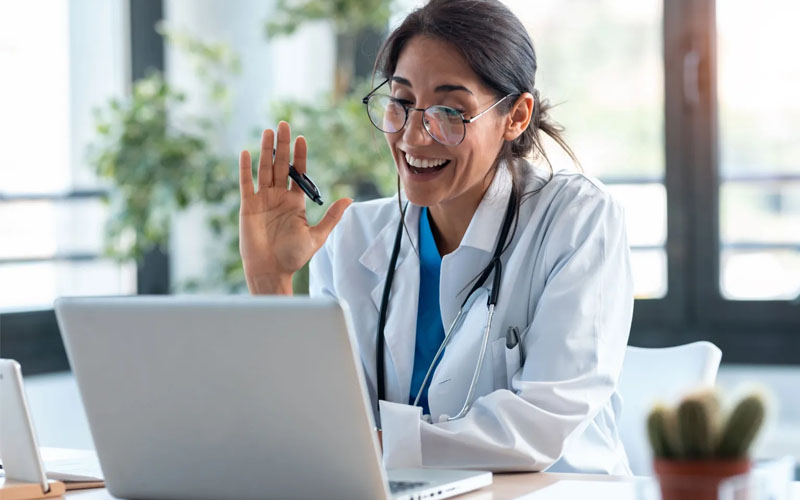 Consulta por vídeo com o médico na tela do celular